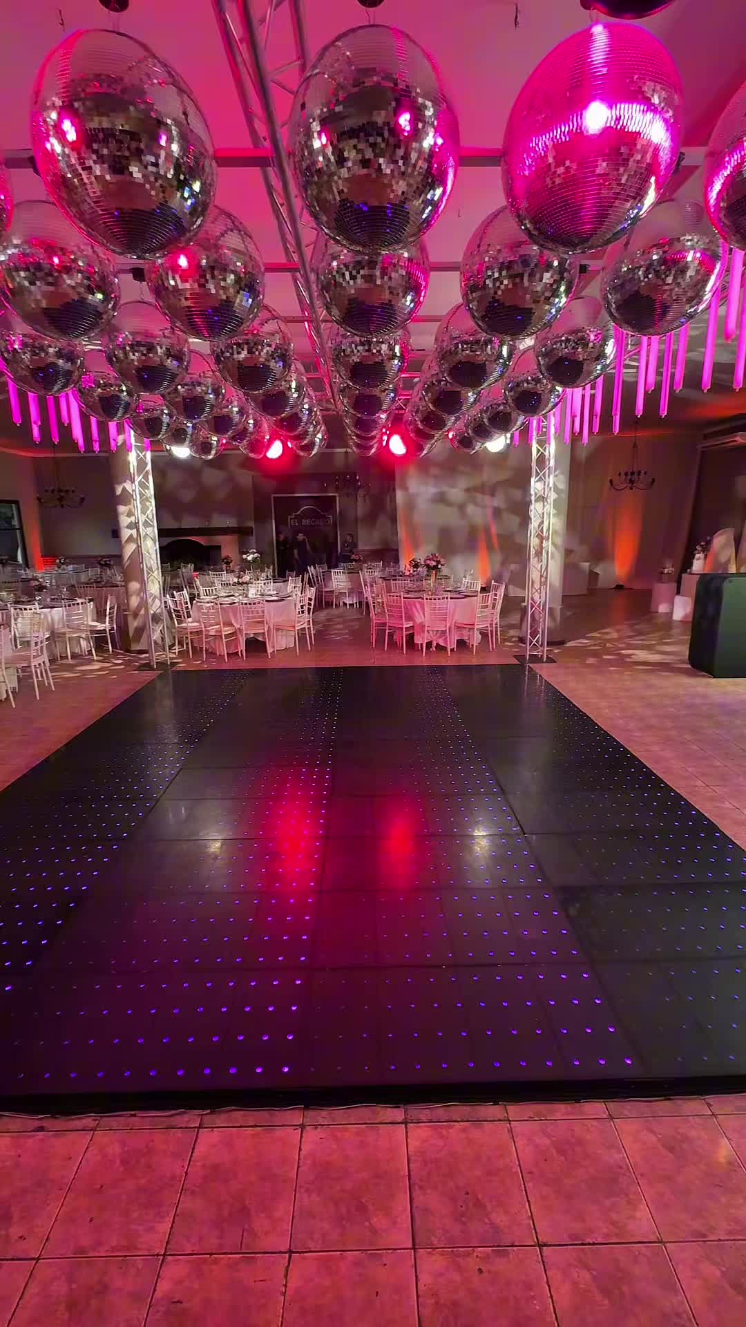 Pantalla gigante LED en montaje real de Chirola Disco