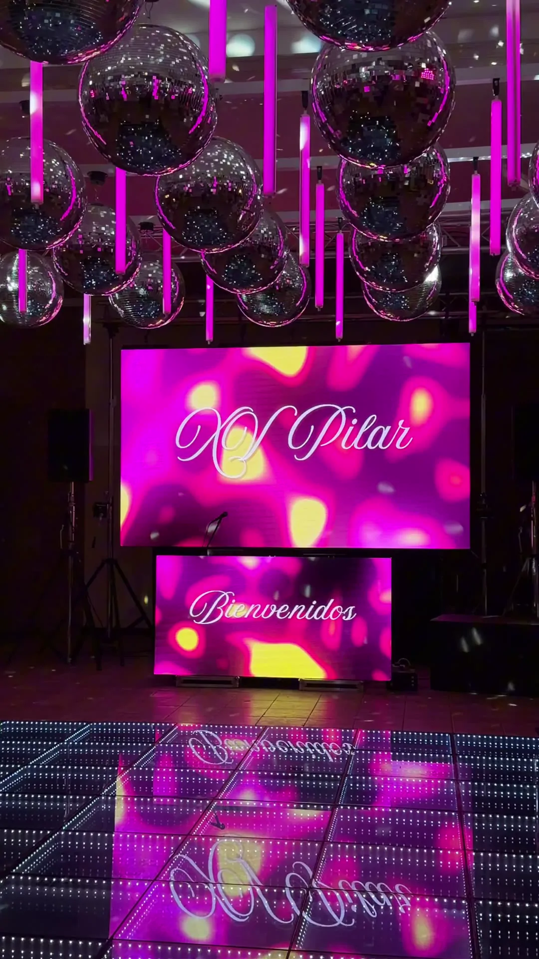 Pista LED encendida en un montaje real de Chirola Disco